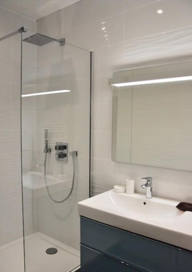 Elegant Appartement Dans Le Quartier Concorde A Paris Luaran gambar